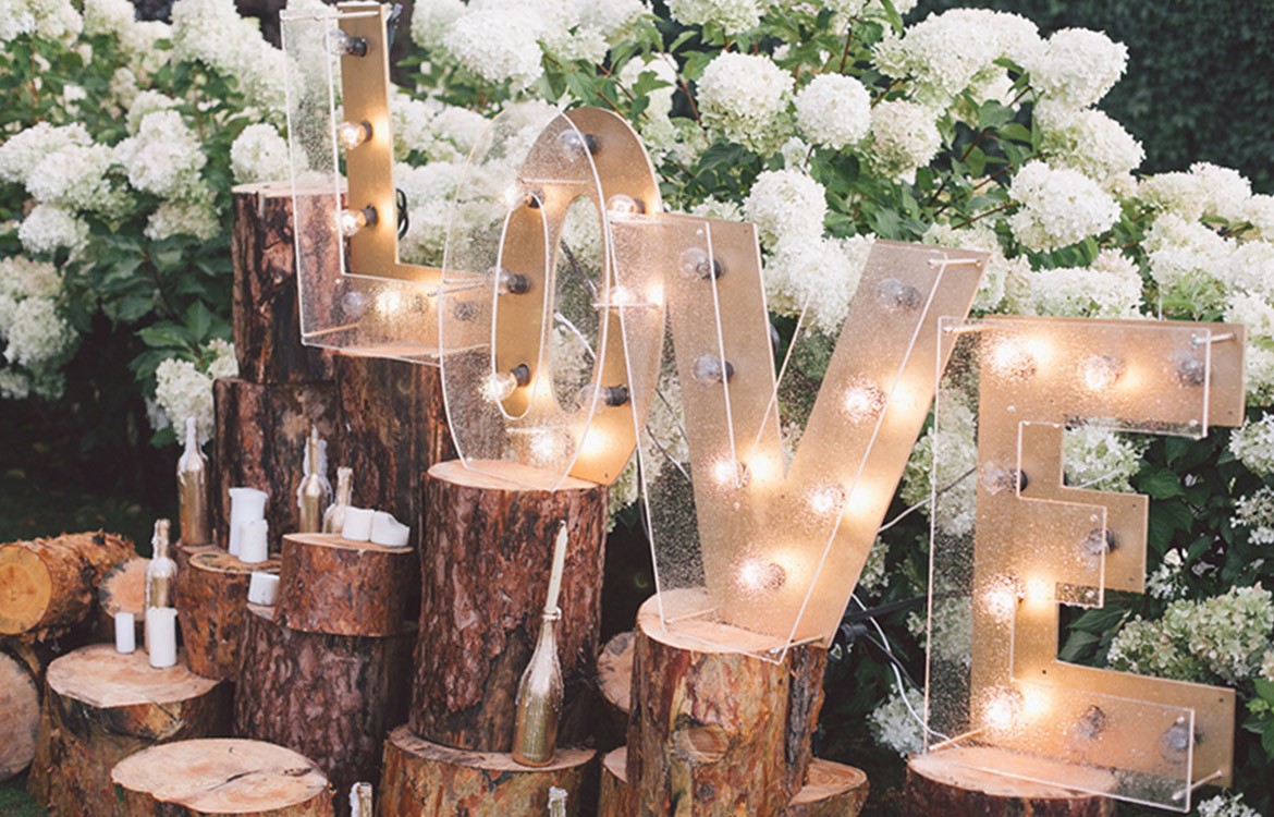 Creating Memories with Personalized Wedding Custom Gifts